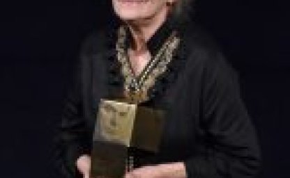 Nagrada bert v rokah Olge Kacjan